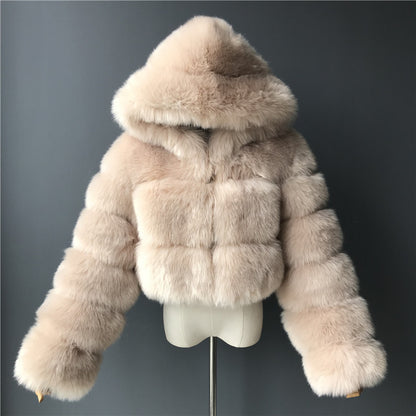 Manteau Court à Capuche en Fausse Fourrure - Belle Femme Paris