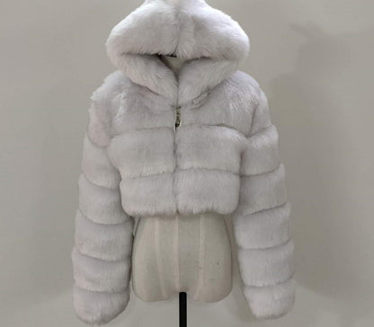 Manteau Court à Capuche en Fausse Fourrure - Belle Femme Paris